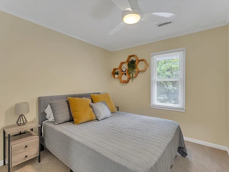 918 Hampshire Ct — Photo 18