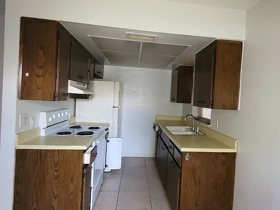 3rd image of 221 NW Jefferson Cir N APT 19