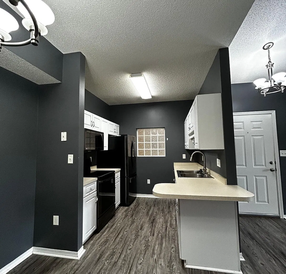 2 bed, 1010 sqft, $1,650 — Photo 3