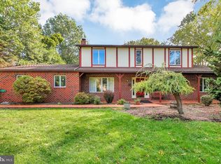 17 Knollwood Dr, Sinking Spring, PA 19608