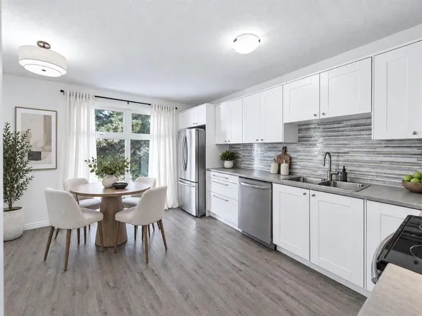 237 E Sabrina Way SW, Calgary, AB T2W 4J4
