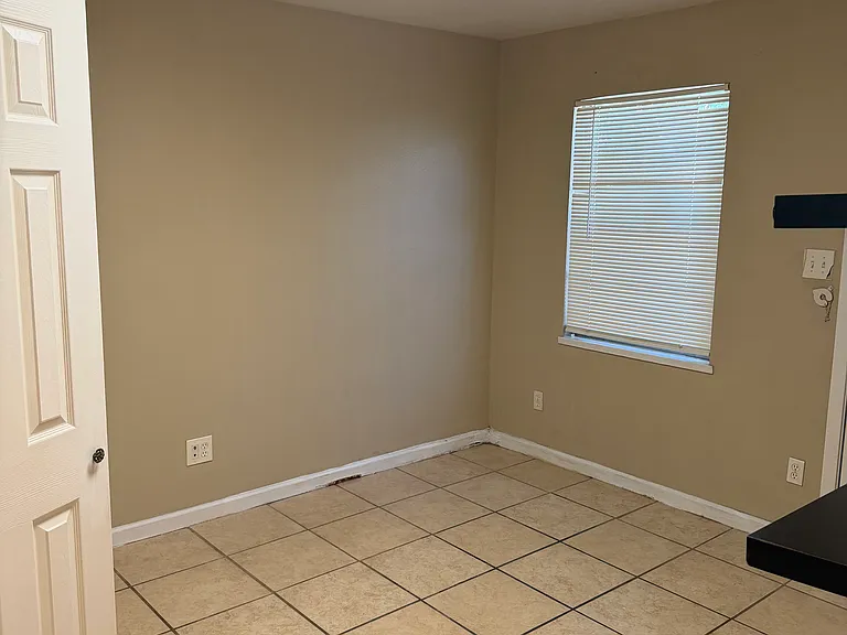 321 Katherine Cir — Photo 3