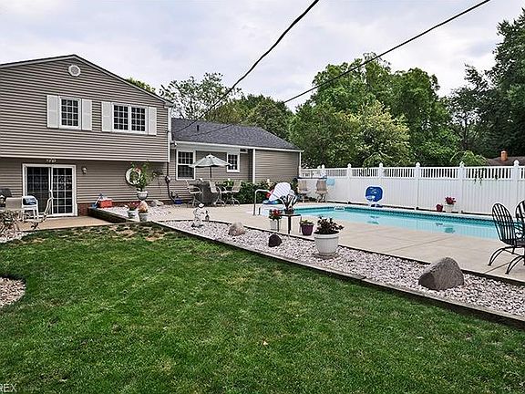 4th image of 448 Hurst Dr