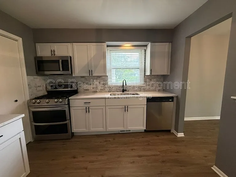 1686 Grosvenor Cir #B — Photo 10
