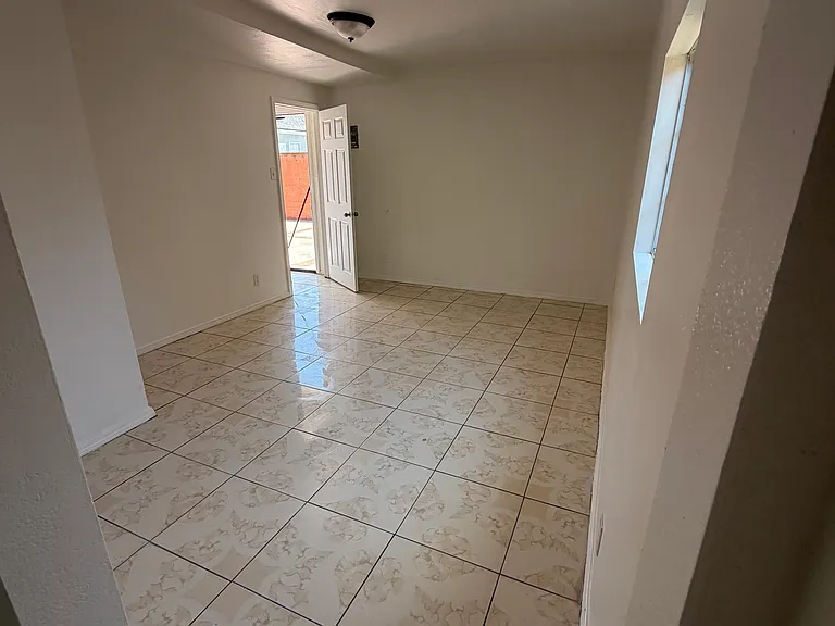 10933 Sampson Ave — Photo 6
