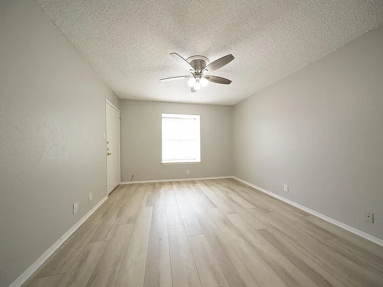 1717 N Locust St — Photo 14