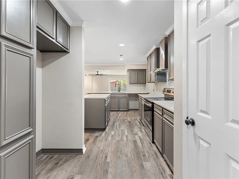 4937 Holmes Dr — Photo 9