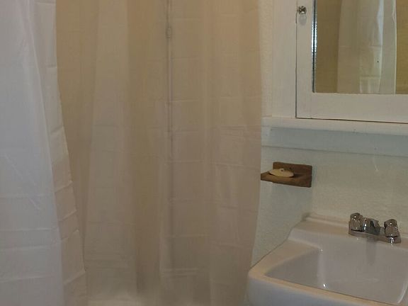 4th image of 1630 Penn St APT 04