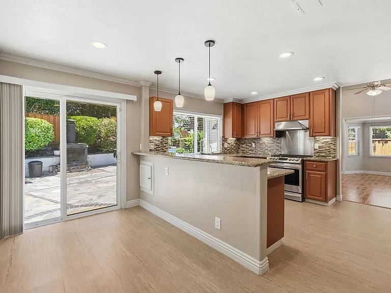 325 Goshen Ct — Photo 10