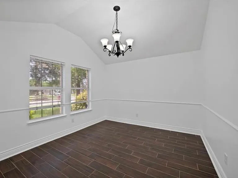 1002 Manassas Dr — Photo 8