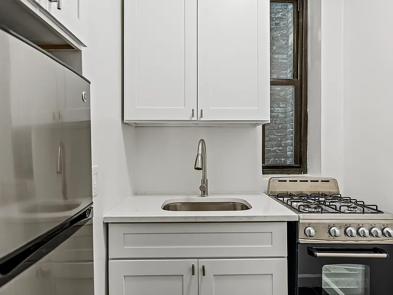 210 E 38th St #3B — Photo 4