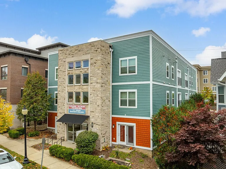 703 N Walnut St — Photo 1