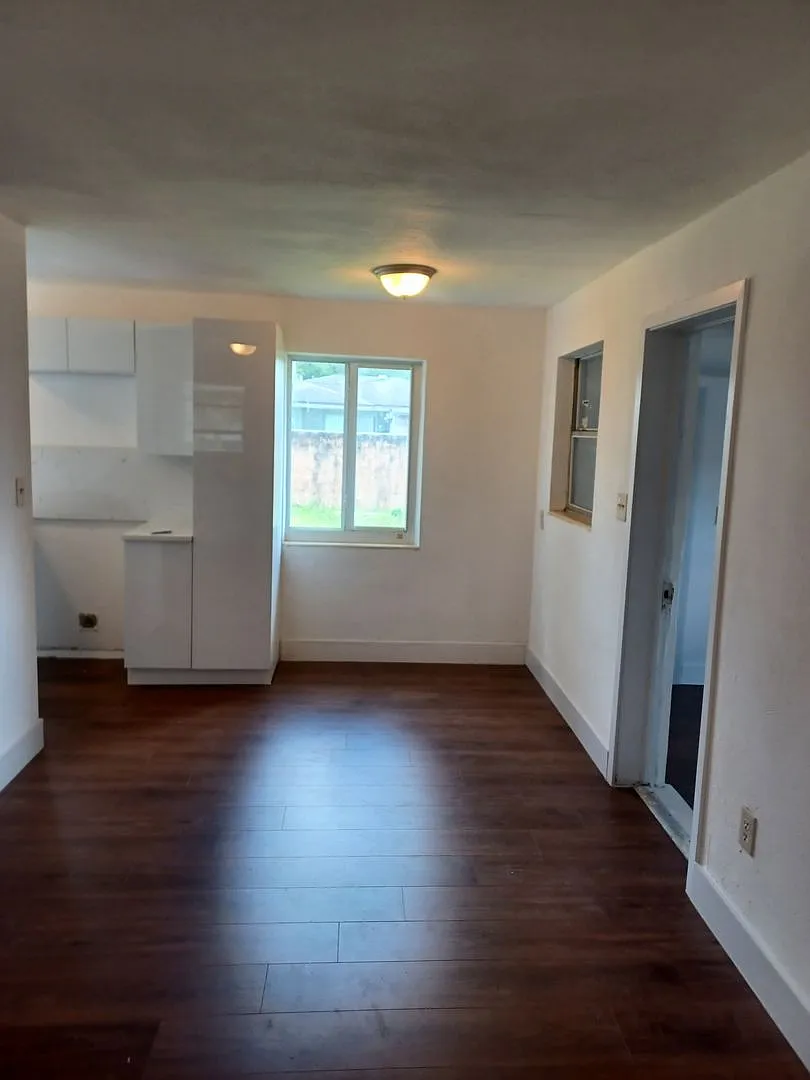 $500 Off First Months Rent, 3 Bedroom /1 Bathroom Large Fenced Yard — Photo 4