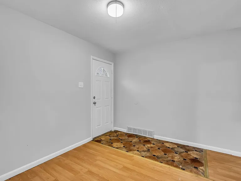 10521 Duke Dr — Photo 10