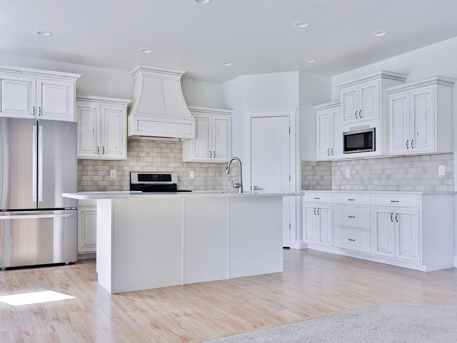3 bed, 2298 sqft, $2,775 — Photo 2