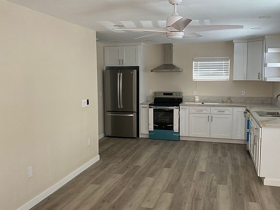 3rd image of 549 E Tujunga Ave