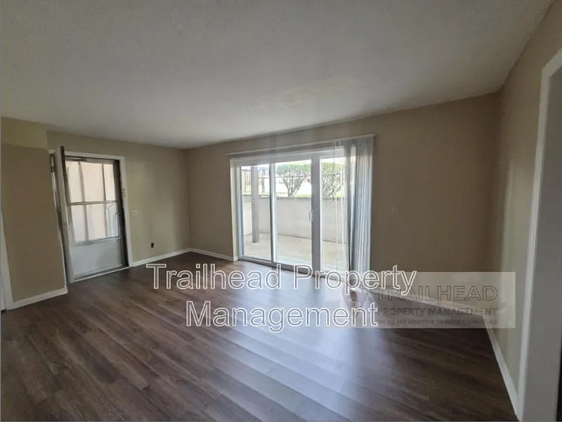 Building Photo - 5801 Woodson St #100