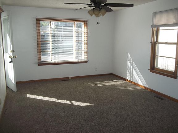 5th image of 836 Broadway St