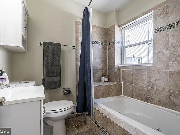 2209 E Harold St — Photo 6