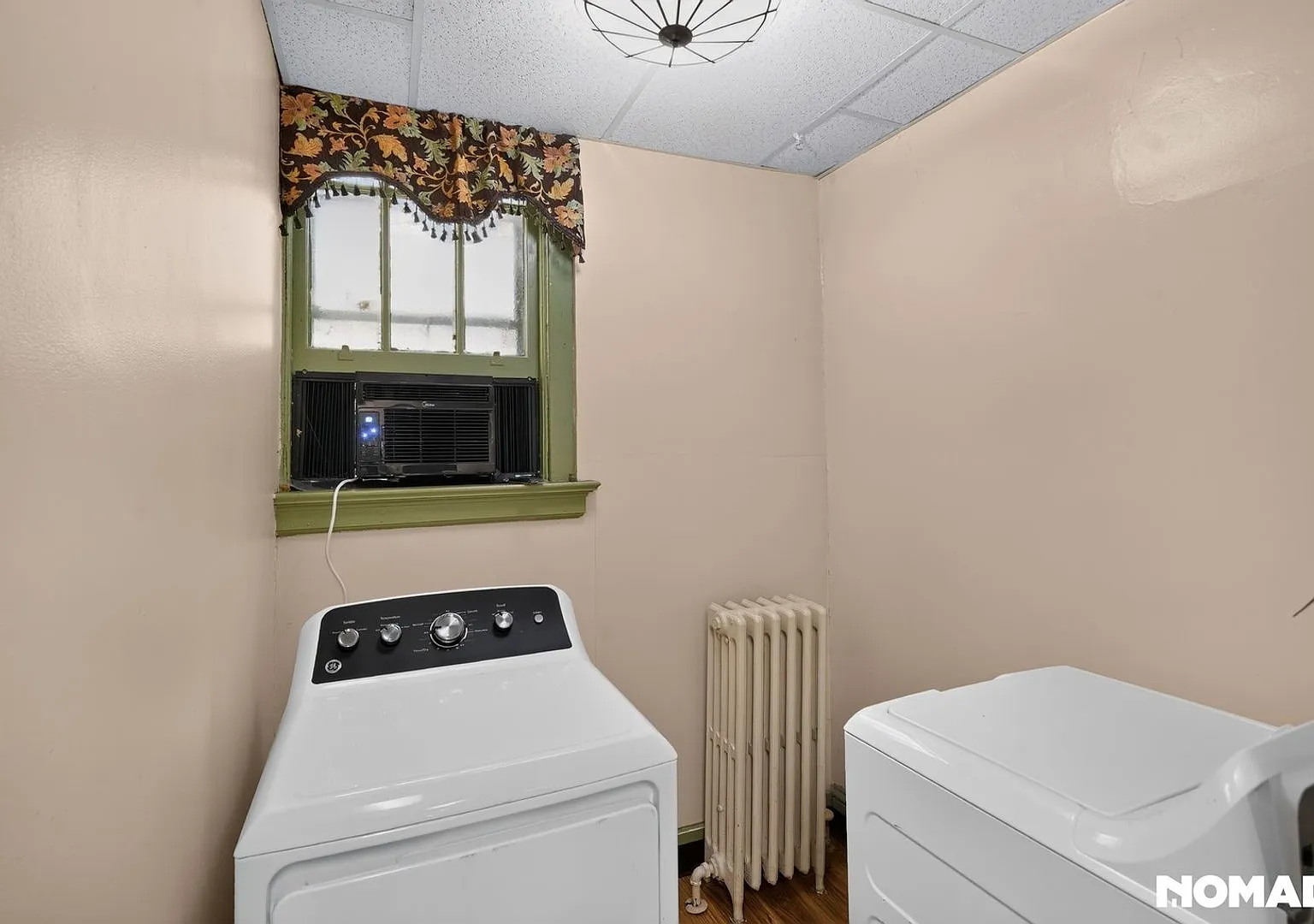 Large updated flat on Pawling Ave — Photo 3