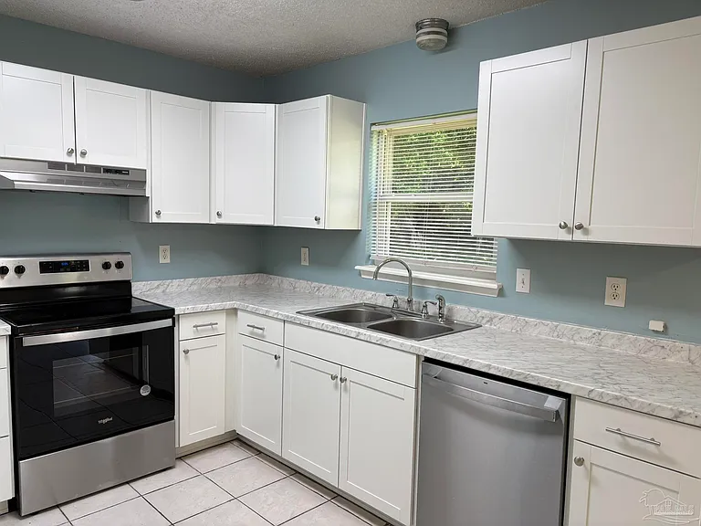 3255 Maplewood Dr — Photo 5