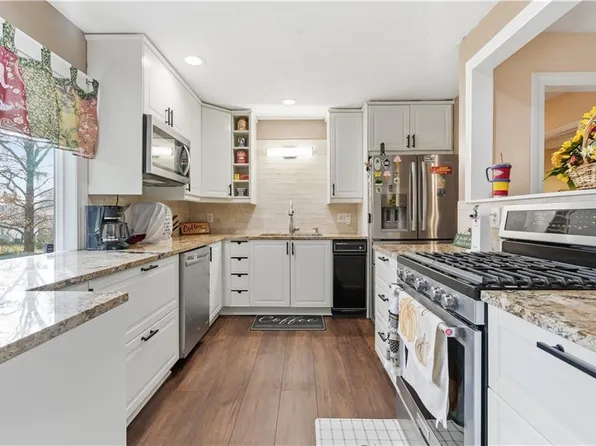 9207 W 97th St, Overland Park, KS 66212