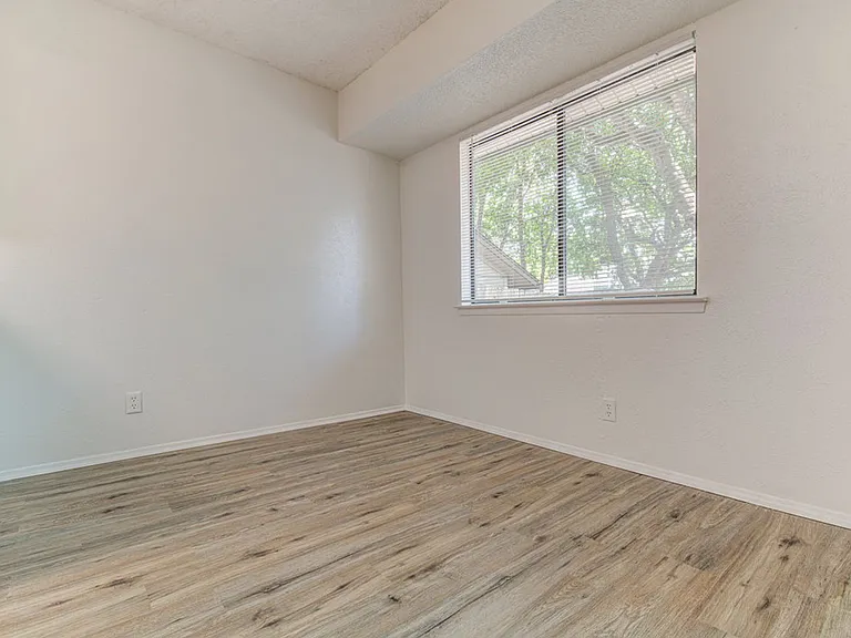 10105 Woodland Village Dr — Photo 6