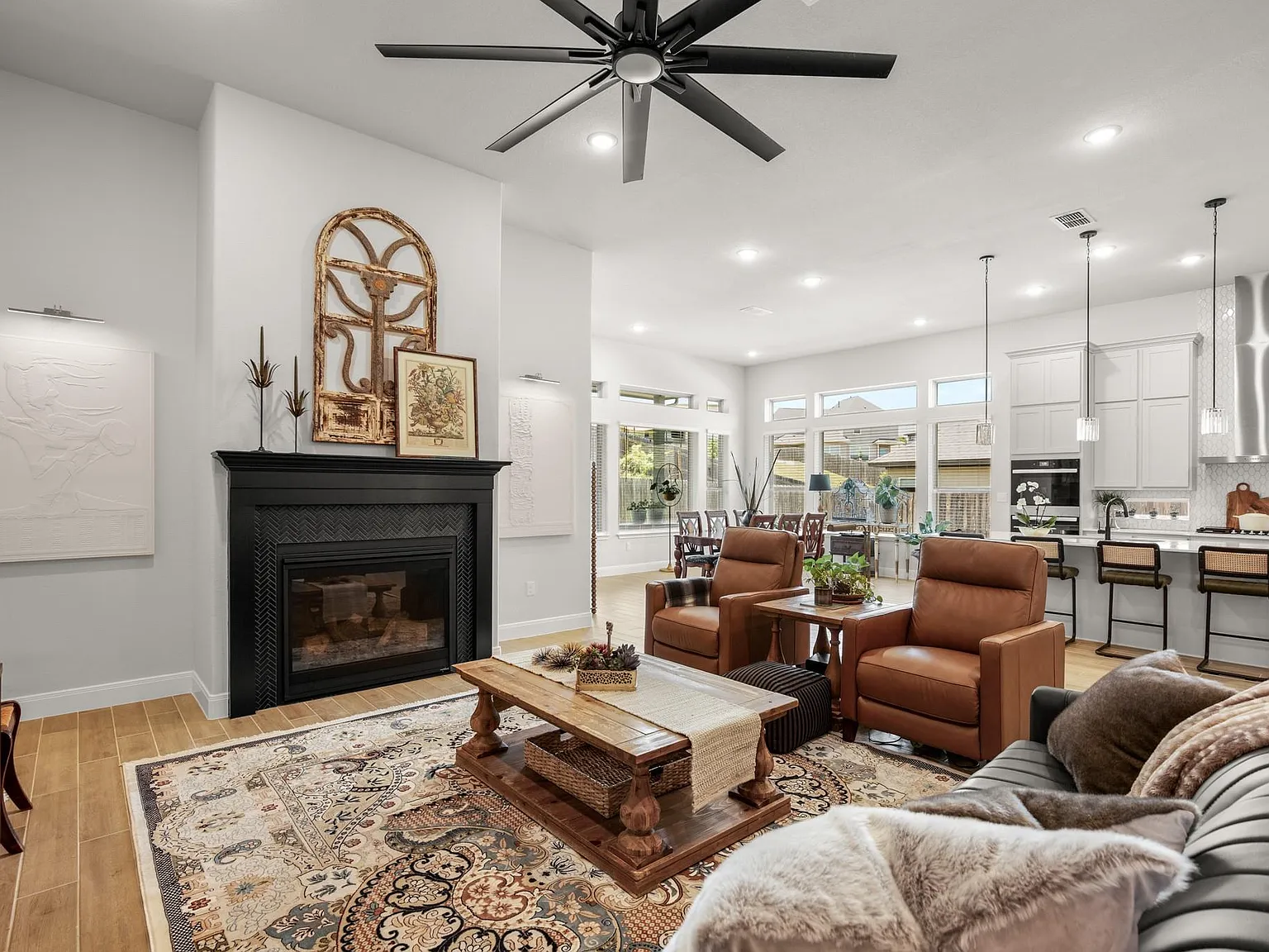 4 bed, 3.0 bath, 2935 sqft, $4,200 — Photo 2