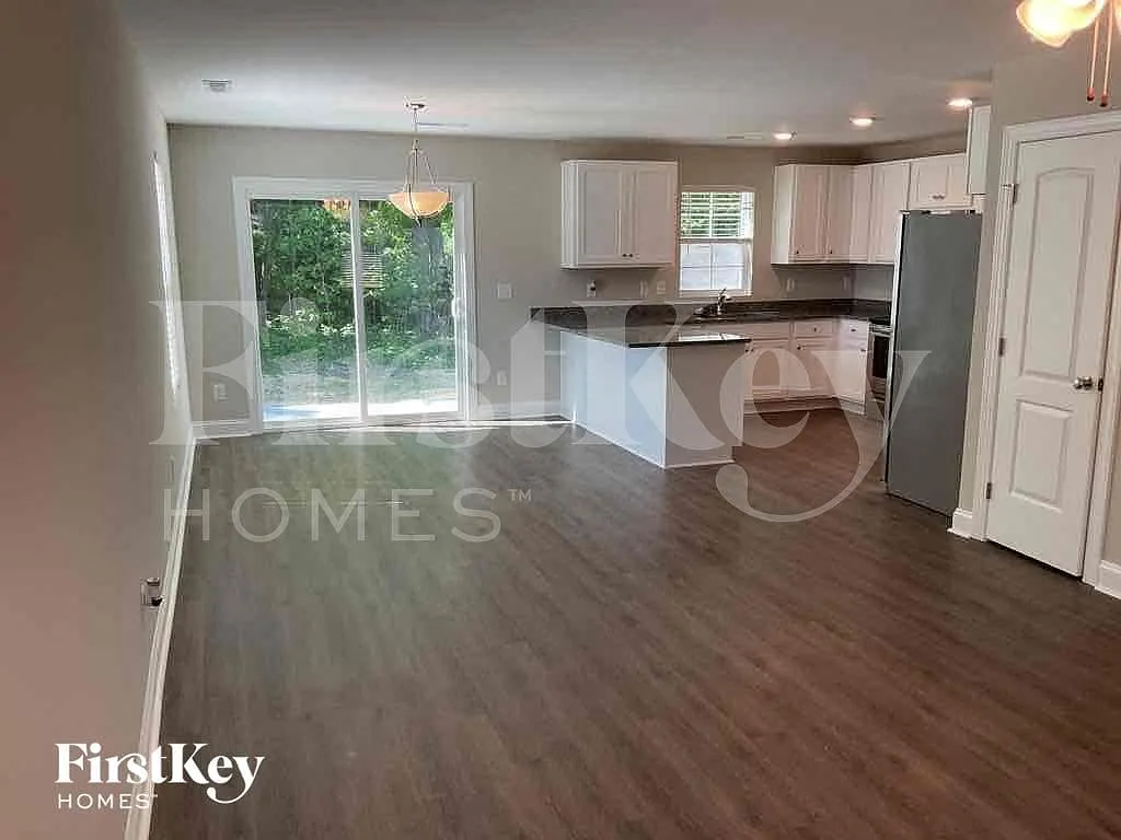 3 bed, 2.0 bath, 1553 sqft, $2,315 — Photo 3
