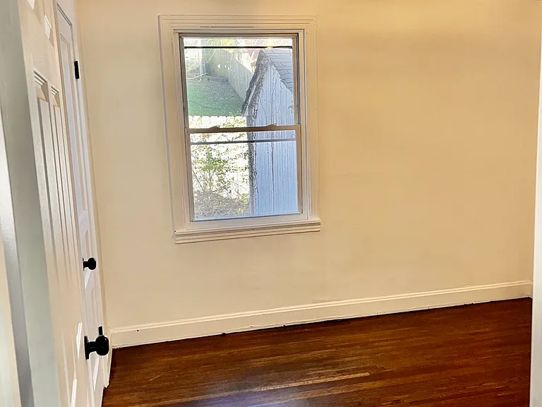 1410 Fatherland St — Photo 4