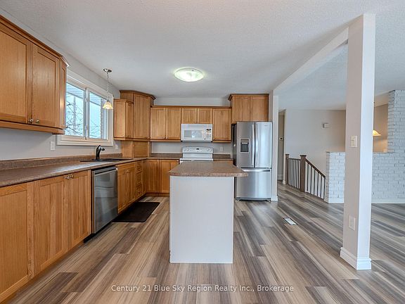 4th image of 76 Prince Edward Dr