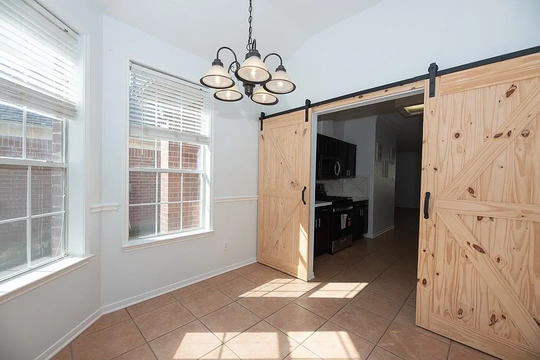 5 bed, 3.0 bath, 2371 sqft, $2,350 — Photo 4