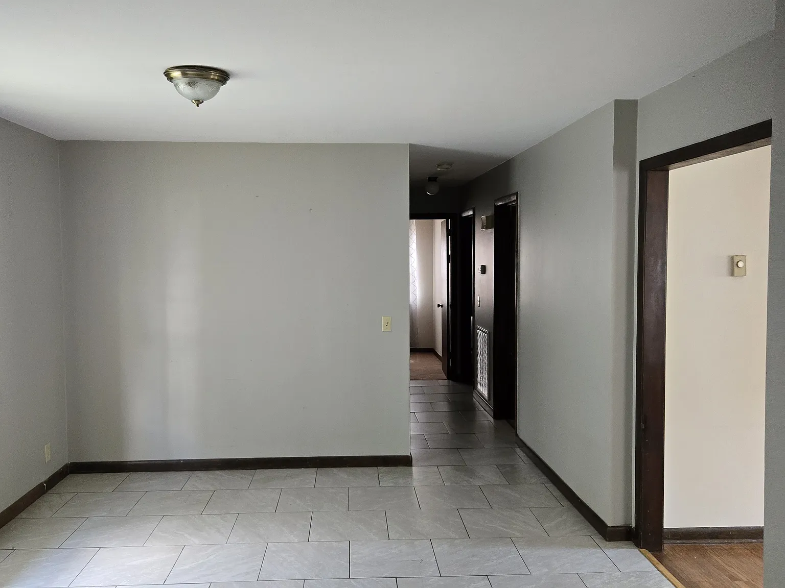 3 bed, 1050 sqft, $1,100 — Photo 4