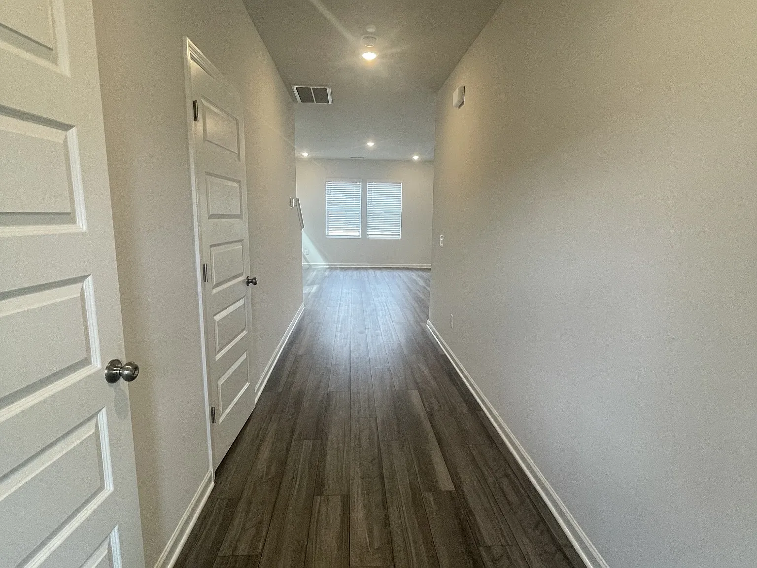 4 bed, 2.5 bath, 2099 sqft, $2,399 — Photo 4