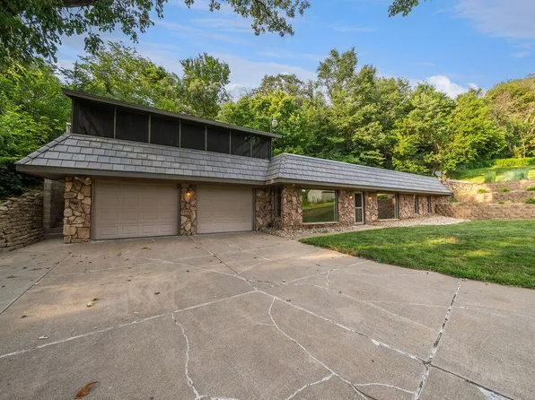 15906 Town Ln, Crescent, IA 51526
