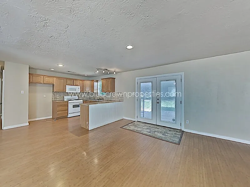 3 bed, 1.0 bath, 1200 sqft, $1,800 — Photo 4