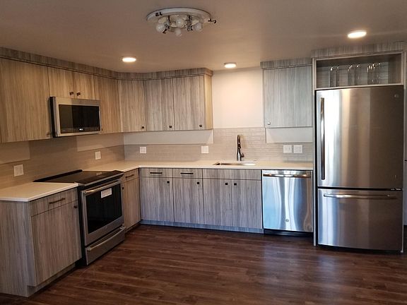 Kitchen: Newly Remodeled