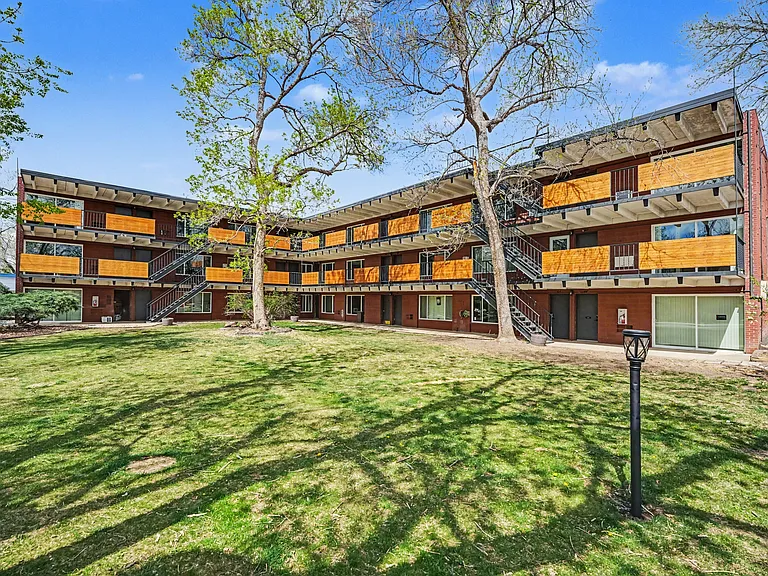 Golden Apartments — Photo 31