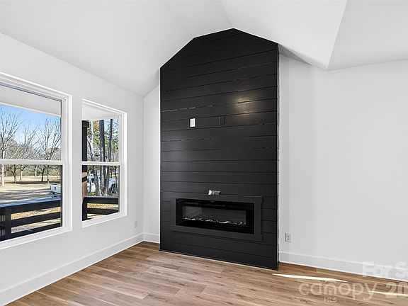 5th image of 214 Knollwood Cir