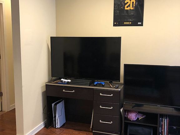 5th image of 526 Packard St APT 303