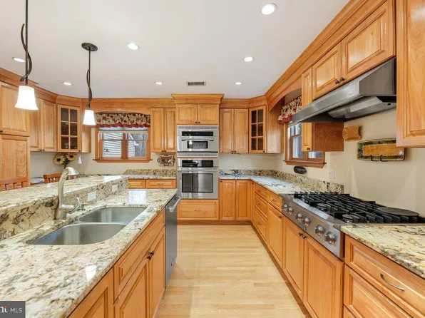12 White Oak Ln, Little Egg Harbor, NJ 08087