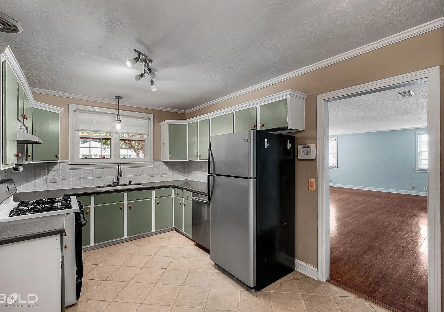 Charming 3BD/2BA Home in Shreveport Fenced Yard & Covered Patio, Move-In Ready! — Photo 4