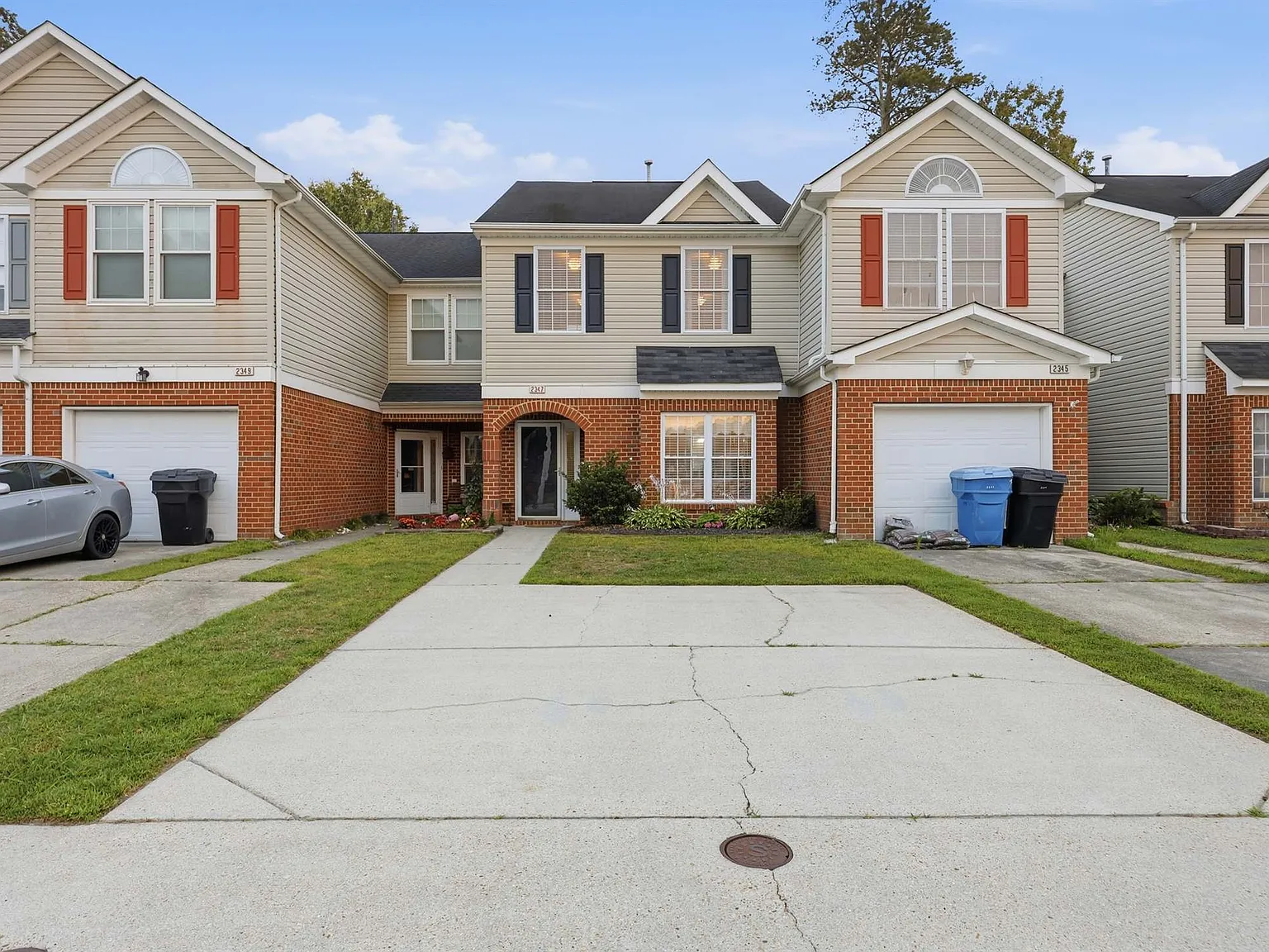 2347 Charing Cross Rd — Photo 4