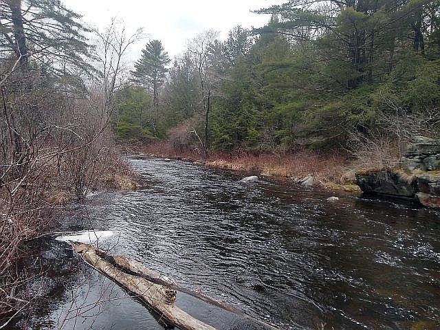 2nd image of 512 N Main Rd