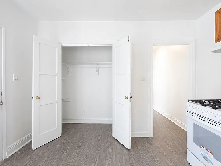 Del Oro Apartments — Photo 6