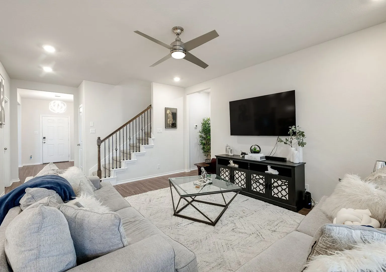 Move in Special! $400 off First Full Month's Rent! — Photo 3