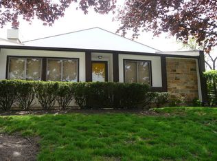 1 Hawthorne Sq, Indian Head Park, IL 60525