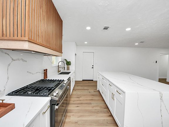 3rd image of 717 Phyllis Ct