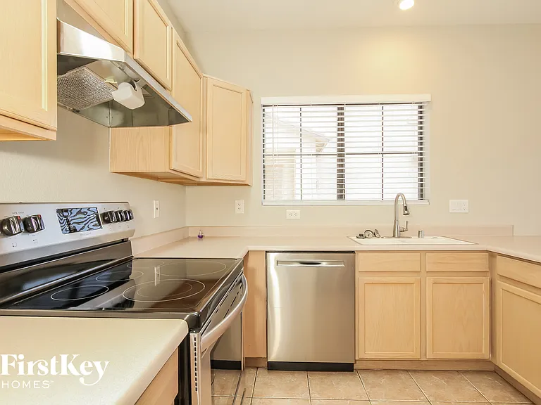 8764 W Laurel Ln — Photo 5