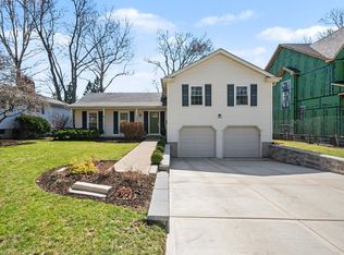 923 Oxford Rd, Glen Ellyn, IL 60137